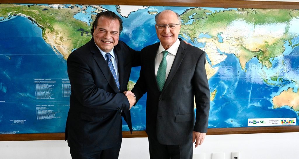 O presidente eleito da FAESP, Tirso Meirelles cumprimentando o vice-presidente da República, Geraldo Alckmin