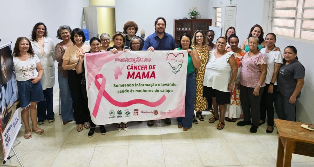 Grupo de mulheres segurando a faixa de prevenção ao câncer de mama em Presidente Venceslau do projeto Semear é Cuidar.