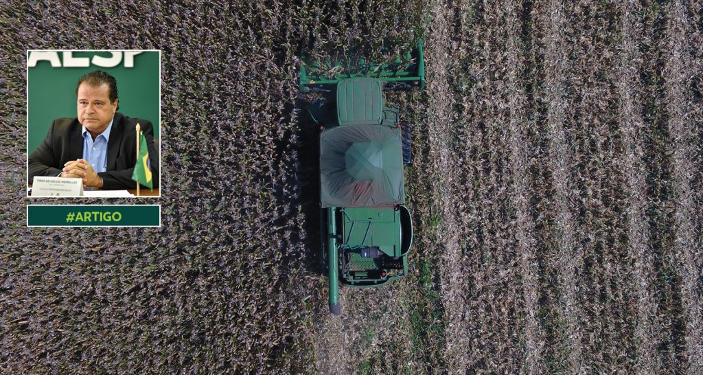 Imagem ilustrativa onde mostra uma colheitadeira verde em um campo de colheita em tons de marrom. No canto inferior mostra Tirso Meirelles, presidente da Federação da Agricultura e Pecuária do Estado de São Paulo (Faesp). 