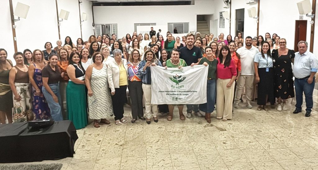 Imagem ilustrativa do Encontro da Comissão Semeadoras do Agro realizado em São José dos Campos que mostra as mulheres que participaram do encontro segurando uma faixa. 