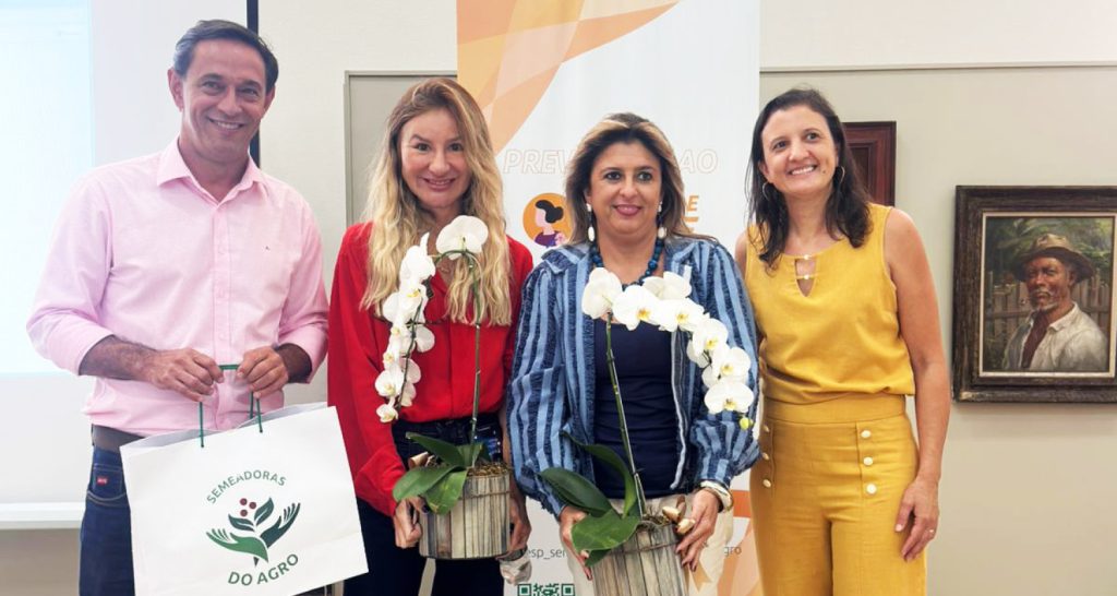 Imagem mostra Ademar Pereira, presidente do SR de Caconde, Ana Eliza, da ONG Orienta Vida, Juliana Farah, presidente da Comissão Semeadoras do Agro