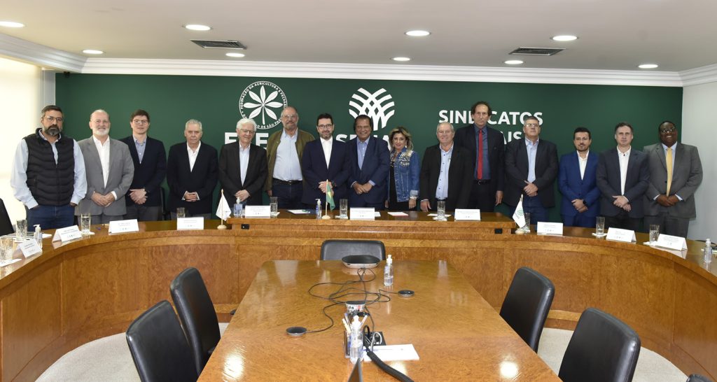 Imagem ilustrativa onde exibe Geraldo Melo Filho, secretário da Agricultura e Pecuária do Estado de São Paulo, Tirso Meirelles, presidente da Faesp, Marcio Vassoler, diretor da Faesp e presidente do Sindicato Rural de Tupã entre outros durante visita do secretário na Faesp. 