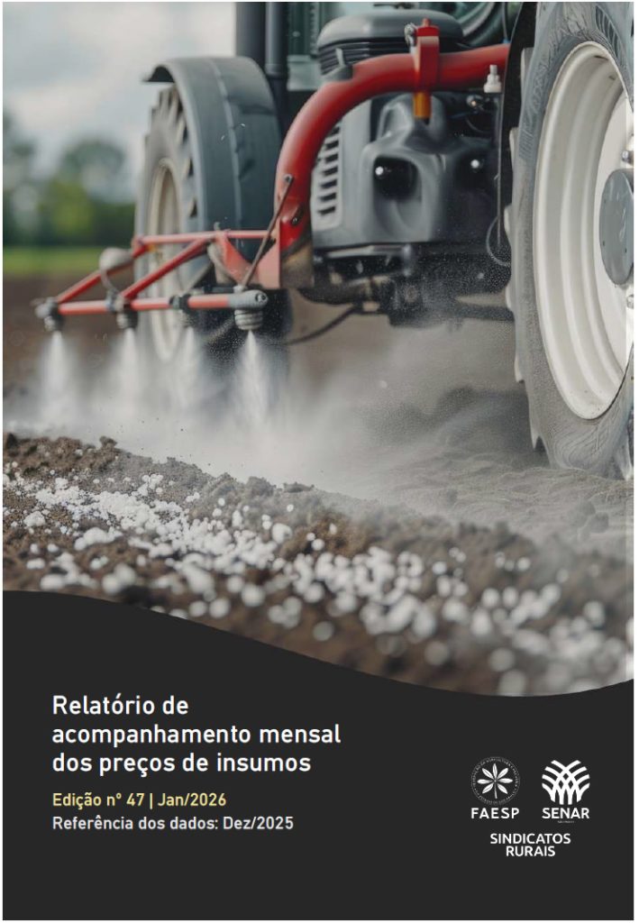 Capa do relatório de acompanhamento mensal dos preços de insumos. A imagem mostra um trator aplicando fertilizante granular no solo em um campo agrícola