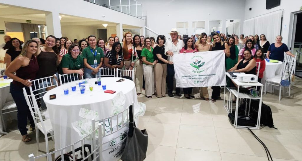 Grupo de pessoas, maioria mulheres que participaram do evento Semear é Cuidar da Semeadoras do Agro sediada no Sindicato Rural de Santa Rosa do Viterbo