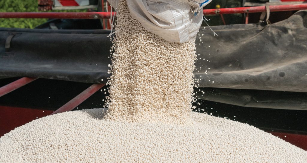 Esta imagem mostra o processo de descarregamento de fertilizante mineral granulado.