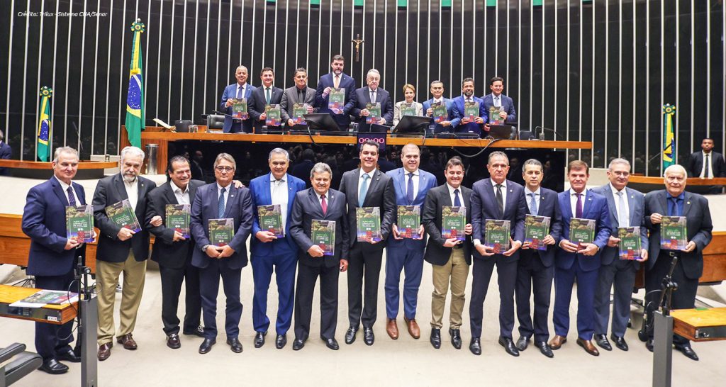 Esta imagem captura o lançamento da Agenda Legislativa do Agro 2026, ocorrido no plenário da Câmara dos Deputados, em Brasília.