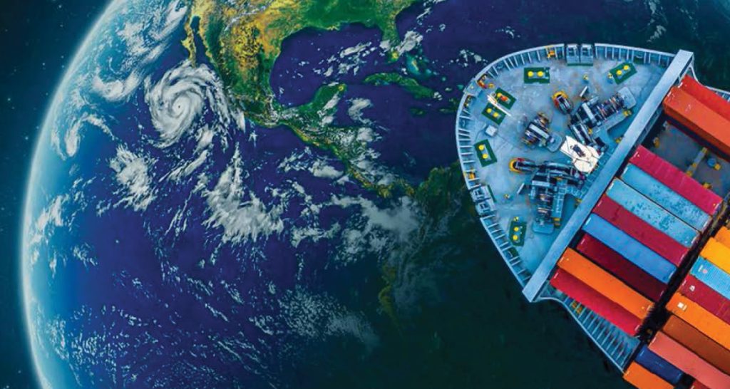 Vista aérea artística mostrando a proa de um navio cargueiro carregado de contêineres coloridos, sobreposta a uma imagem do planeta Terra. O navio parece navegar pelo espaço em direção às Américas, destacando a conexão global.