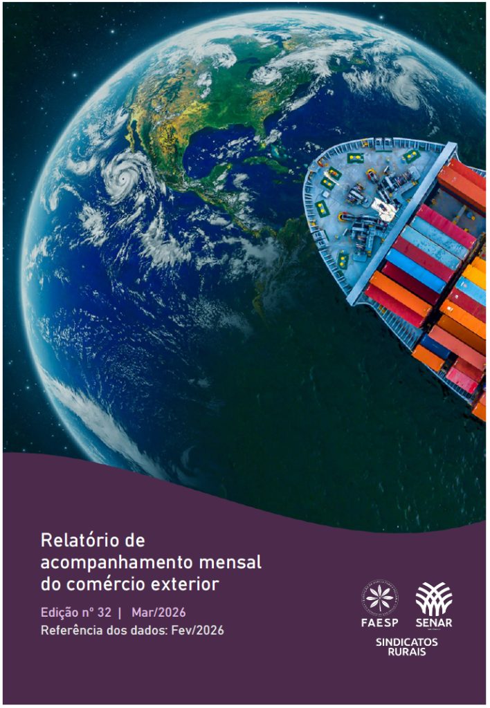 Capa do relatório de acompanhamento mensal do comércio exterior - Edição nº 32 onde a imagem exibe a vista aérea artística mostrando a proa de um navio cargueiro carregado de contêineres coloridos, sobreposta a uma imagem do planeta Terra. 
