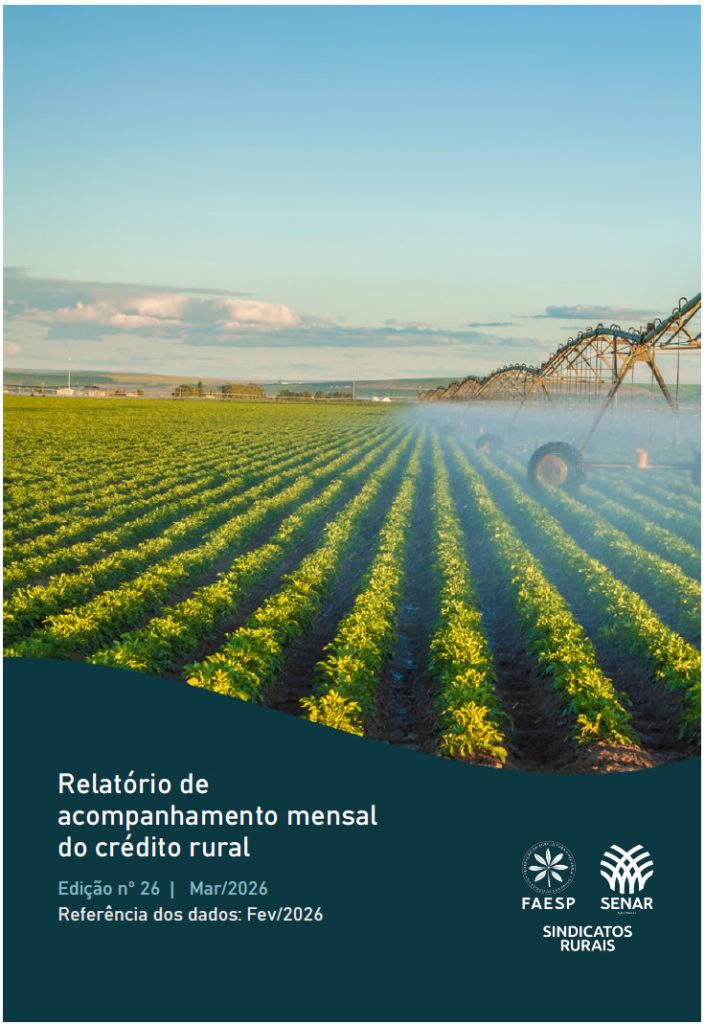 Capa do relatório de acompanhamento mensal do crédito rural - Edição nº 26 com imagem onde mostra um vasto campo agrícola sendo irrigado por um sistema de pivô central durante o entardecer.