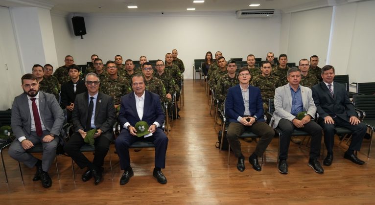 Em ciclo de visitas a entidades civis, oficiais da ECEME con...